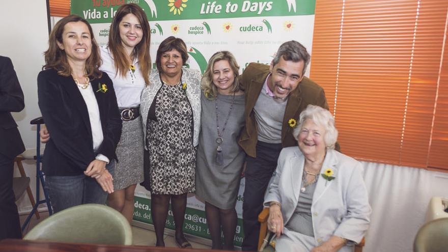 La fundadora de Cudeca, Joan Hunt (derecha), con otros asistentes a la presentación