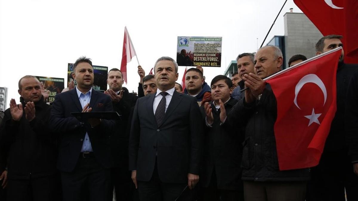 Varias personas protestan con eslóganes contra Holanda frente a la embajada neerlandesa en Ankara, el 12 de marzo.