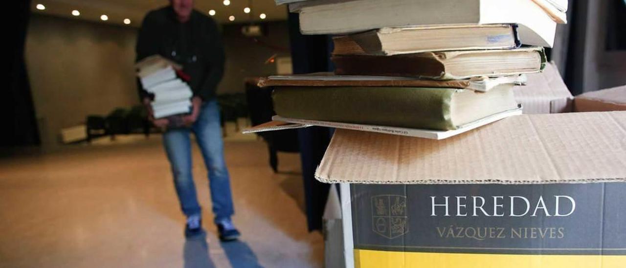 Algunos de los libros que forman parte de la donación de la familia de Joaquín Viña, ayer, apilados en la biblioteca de Luanco.