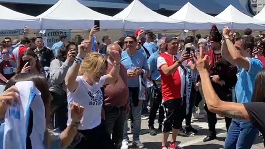 La afición disfruta a tope de la fiesta en Balaídos y la presidenta se lanza a bailar