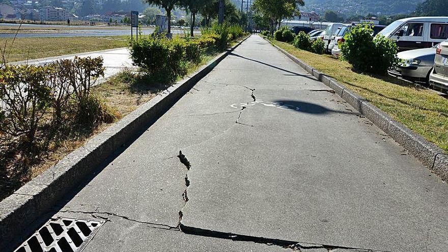 Tramo del carril bici deteriorado en A Xunqueira.