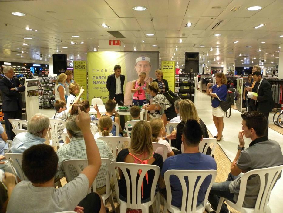 La jugadora de pádel malagueña presenta su proyecto solidario con una charla en El Corte Inglés