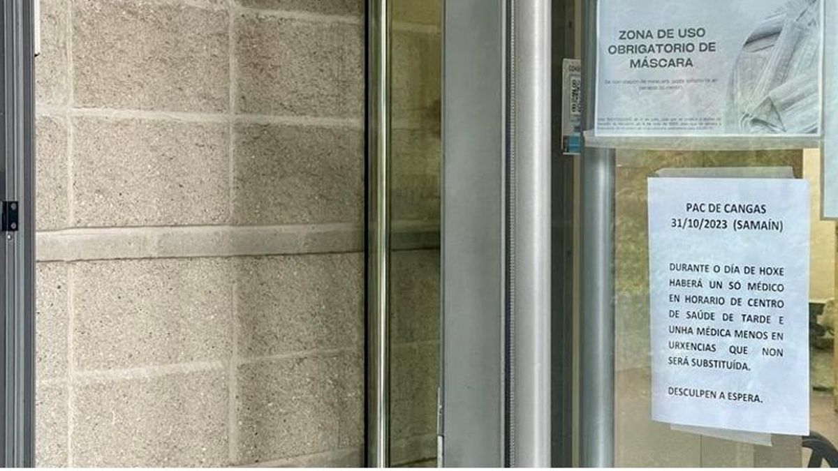 El cartel que anuncia en el centro de salud de Cangas la falta de médicos.