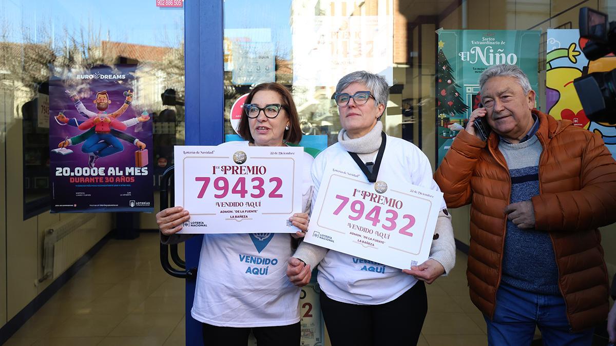 Empleados de la administración de la plaza Obispo Alcolea, 4, celebran que han vendido parte del número 79432 correspondiente al ‘Gordo’ en La Bañeza, León