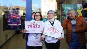 Empleados de la administración de la plaza Obispo Alcolea, 4, celebran que han vendido parte del número 79432 correspondiente al ‘Gordo’ en La Bañeza, León