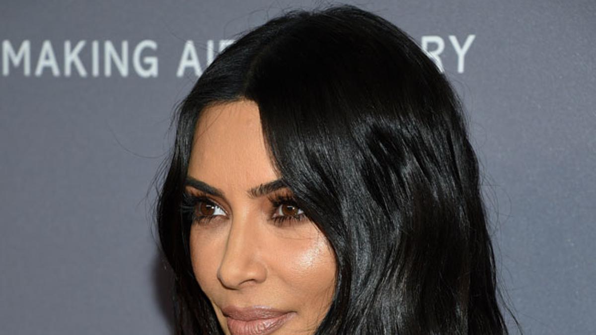 El peligroso escote de Kim Kardashian