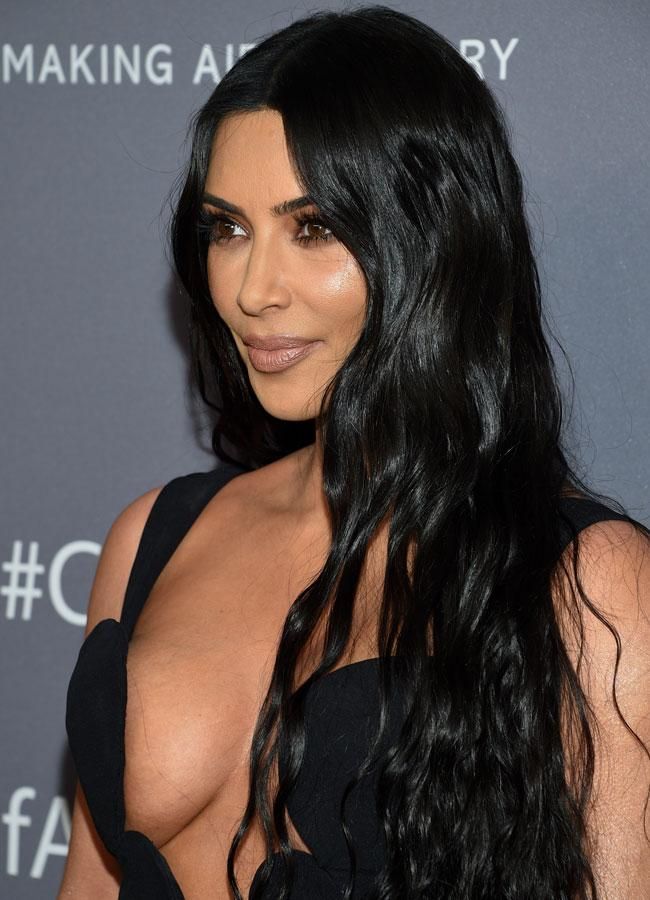 El peligroso escote de Kim Kardashian