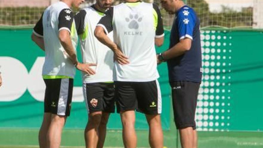 Álex Fernández, Lolo y Pelayo reciben instrucciones del técnico en el campo anexo.