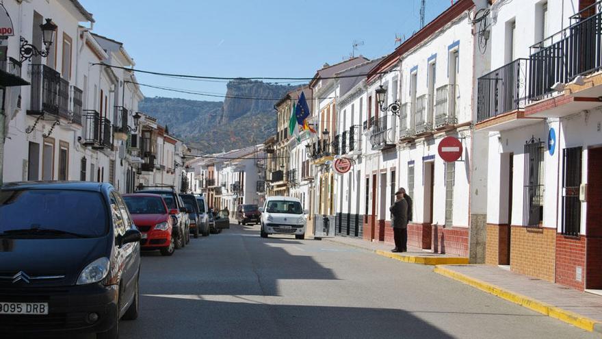 Una de las calles principales de Cuevas del Becerro.