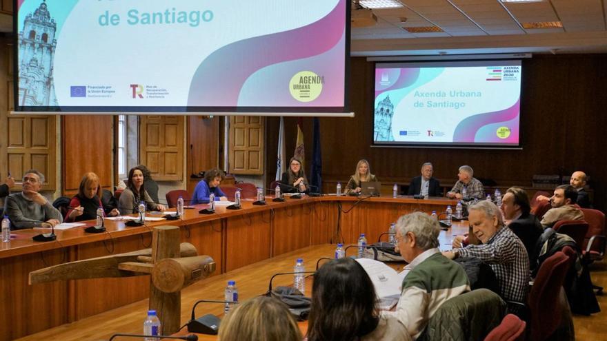 Reunión de los agentes implicados en la Axenda Urbana de Santiago, ayer en el Consello Económico e Social / |  J. PRIETO