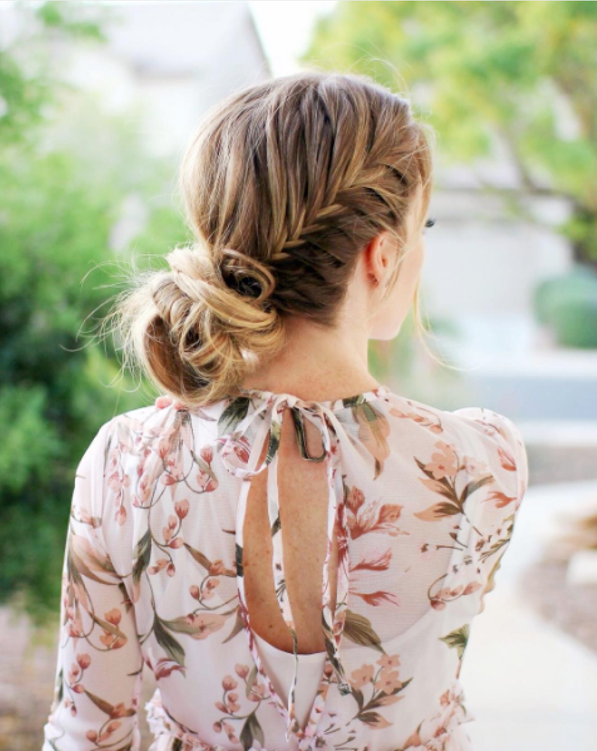 Trenza y moño despeinado bajo