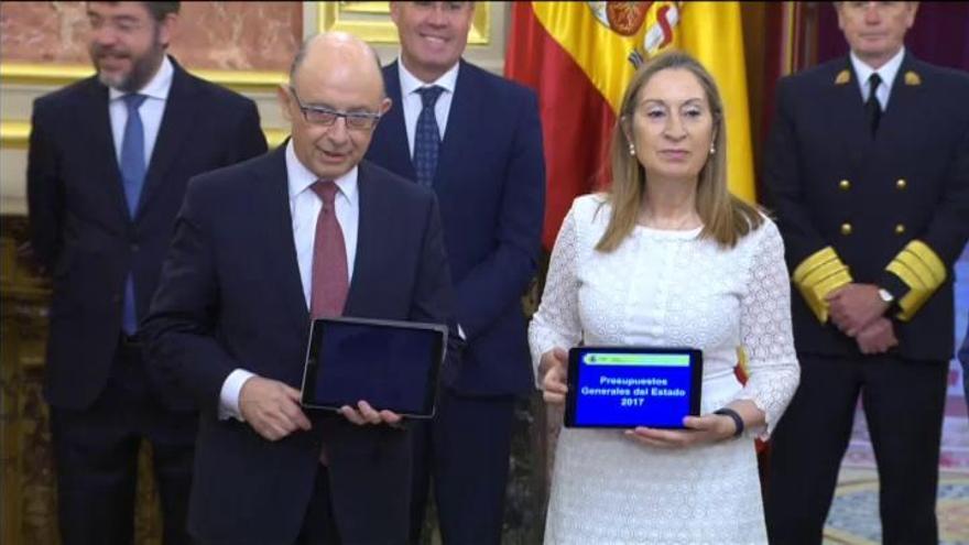 Montoro entrega en el Congreso el proyecto de Presupuestos Generales del Estado 2017