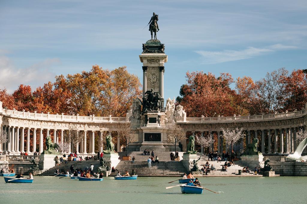 El mirador se encuentra en lo alto de la famosa escultura de Alfonso XII.