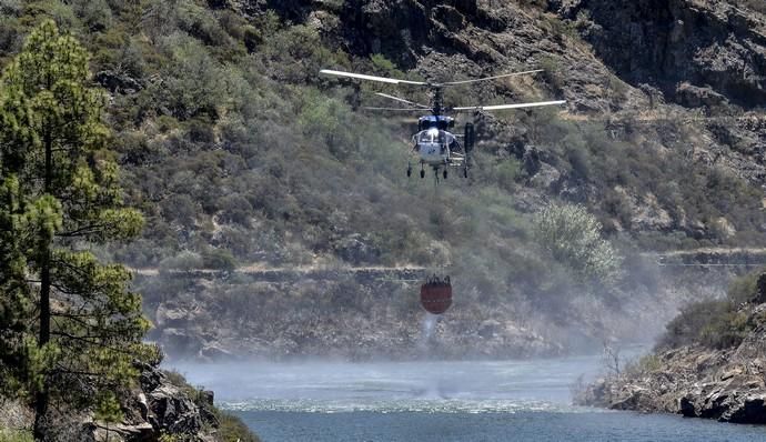 ARTENARA. Incendio en la Cumbre. Helicoptero tomando agua en la presa de Las Hoyas  | 11/08/2019 | Fotógrafo: José Pérez Curbelo