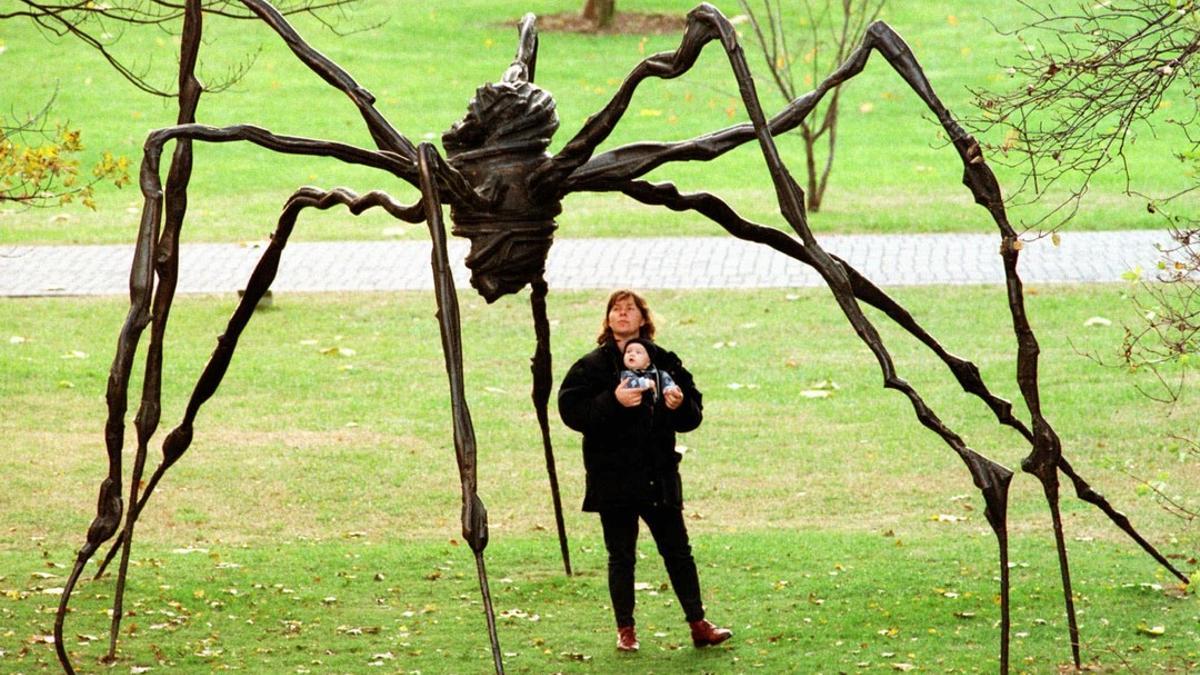 Una mujer y su bebé observan la estatua de una araña gigante en un parque de la ciudad alemana de Colonia, en noviembre del 97.