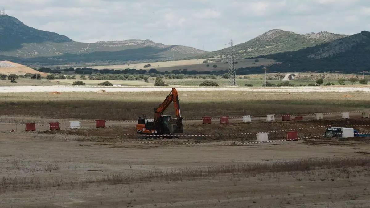 Maquinaria trabajando en los terrenos donde se proyecta la futura fábrica china de cátodos en Mérida.