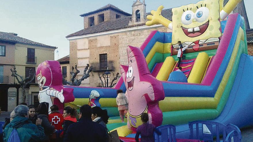 Los pequeños disfrutando de los hinchables.