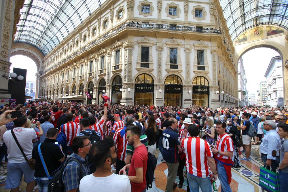 Las aficiones de Madrid y Atlético toman el centro de Milán en las horas previas al partido.