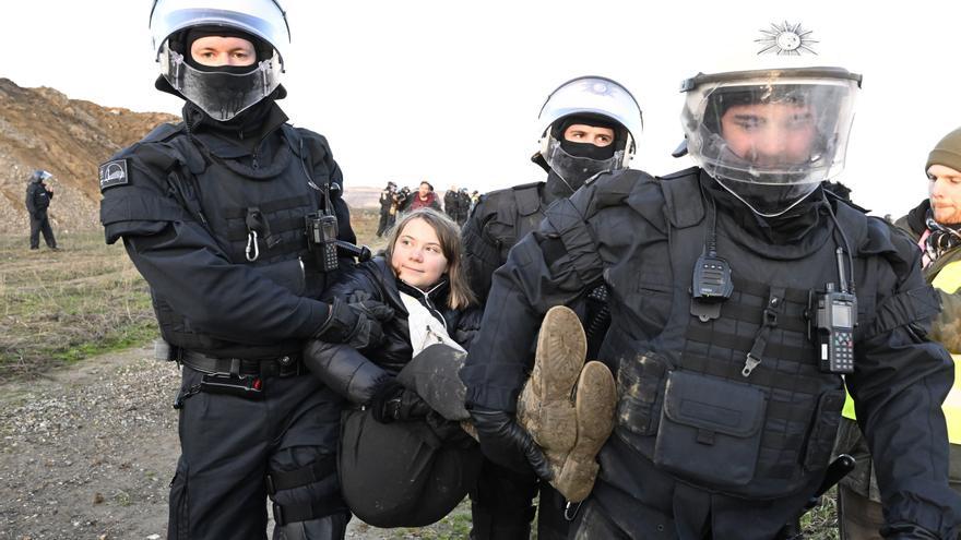 La policía alemana se lleva en volandas a Greta Thunberg de Luetzerath