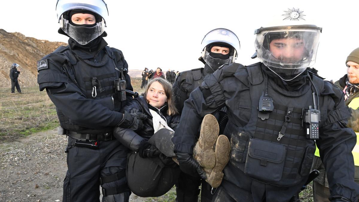 La policía alemana se lleva en volandas a Greta Thunberg de Luetzerath.