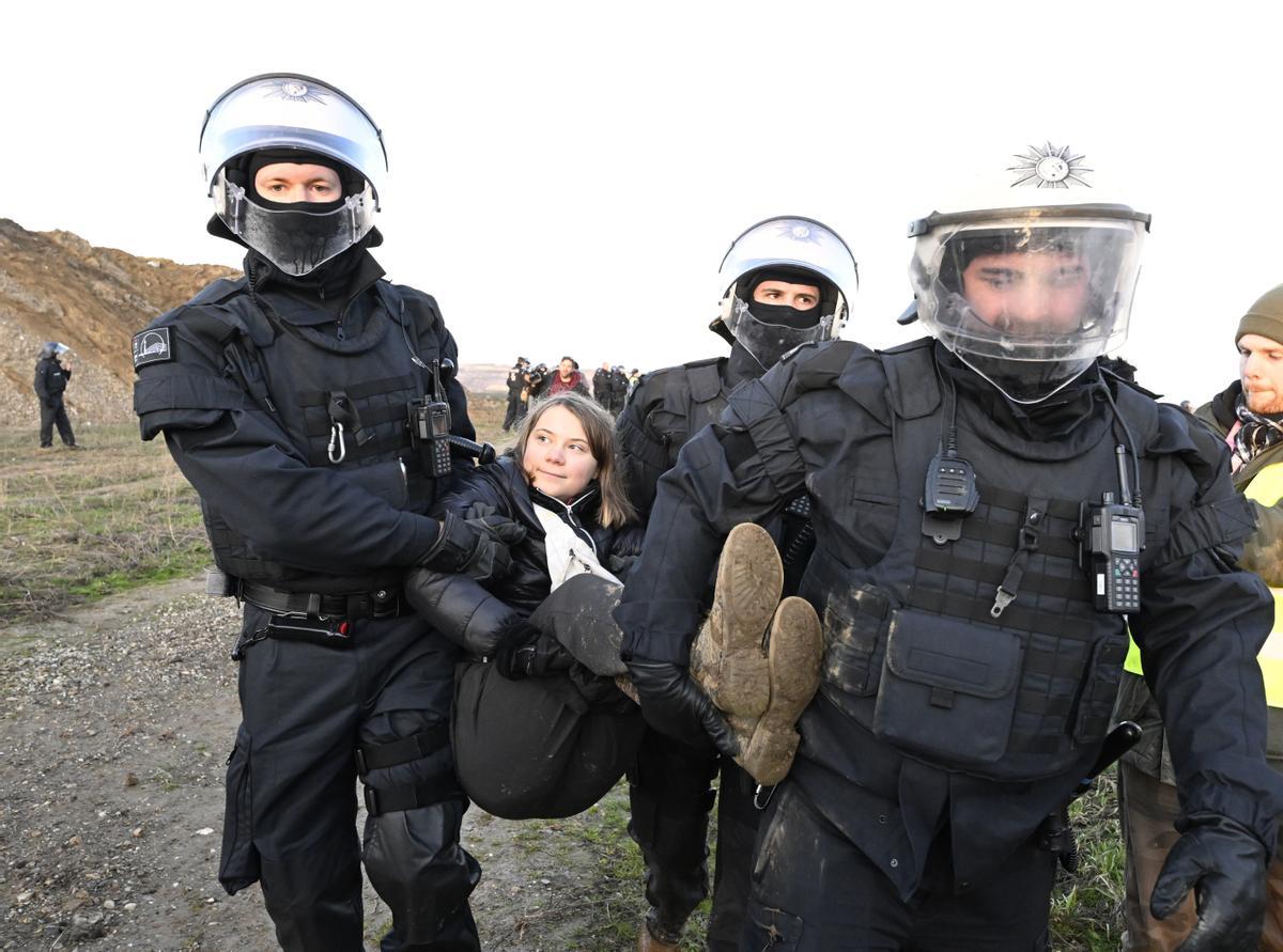 La policía alemana se lleva en volandas a Greta Thunberg de Luetzerath