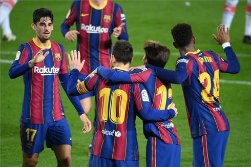 Los jugadores del Barça celebran uno de los goles del partido