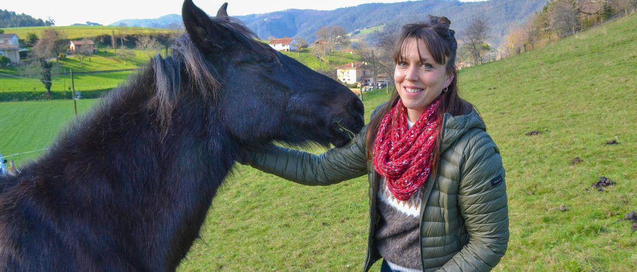 Mar Buey acaricia a &quot;Carbón&quot;, el caballo de mayor edad.