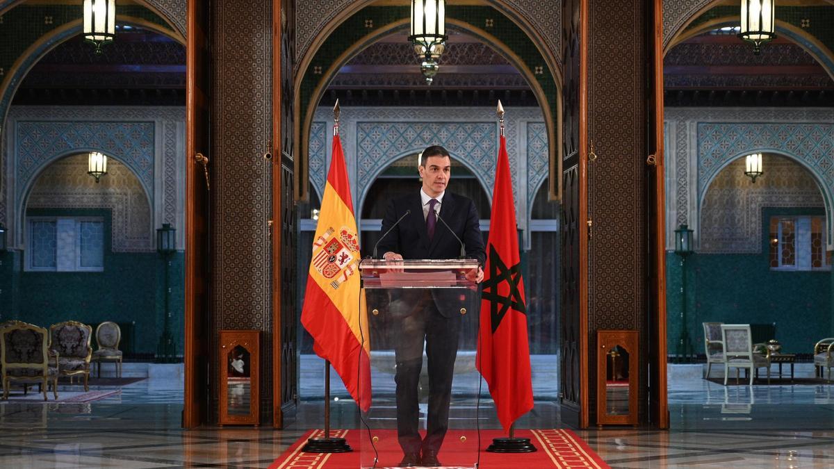 Pedro Sánchez durante su comparecencia en Rabat.