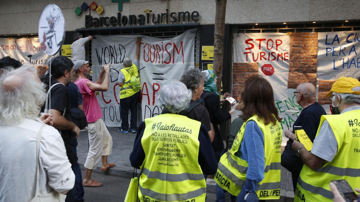 BARCELONA 27/09/2022 L'Assemblea de Barris pel Decreixement Turístic (ABDT) ha convocat una mobilització dimarts a les 19:00h enfront de la Pedrera: https://twitter.com/AssBarrisDT/status/1571777018794049537. És possible que aturin algun bus turístic o tallin algun carril o facin alguna altra acció reivindicativa.                 FOTO: ALVARO MONGE