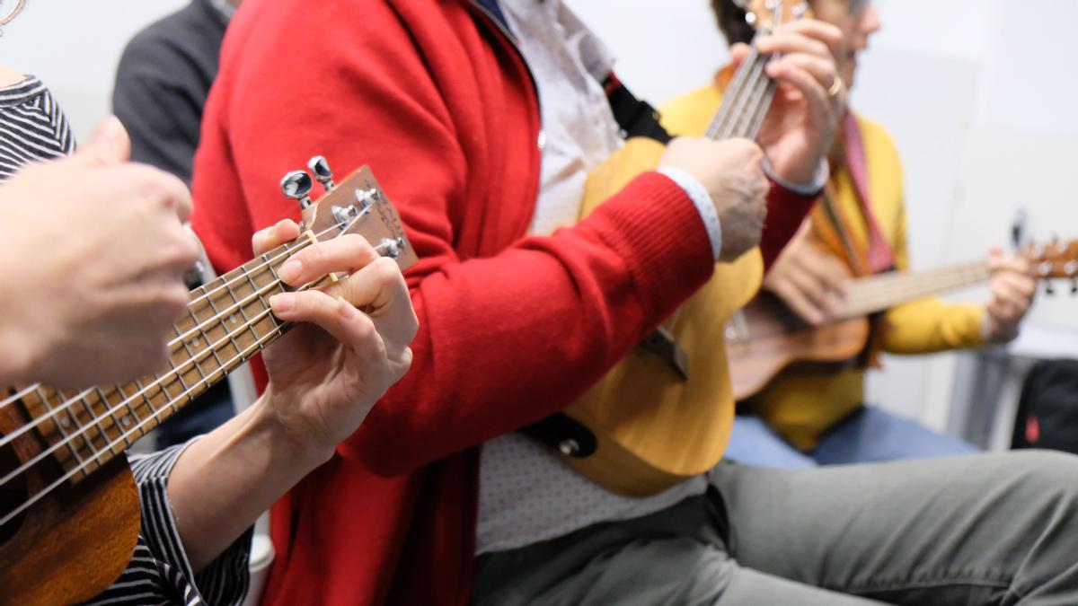 Can Basté vuelve a tener talleres presenciales de iniciación a la guitarra y el ukelele.