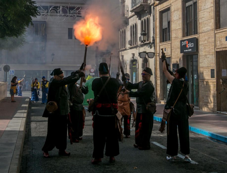 Los festeros han disparado más de 100 kilos de pólvora en un acto con algunas incidencias con el tráfico