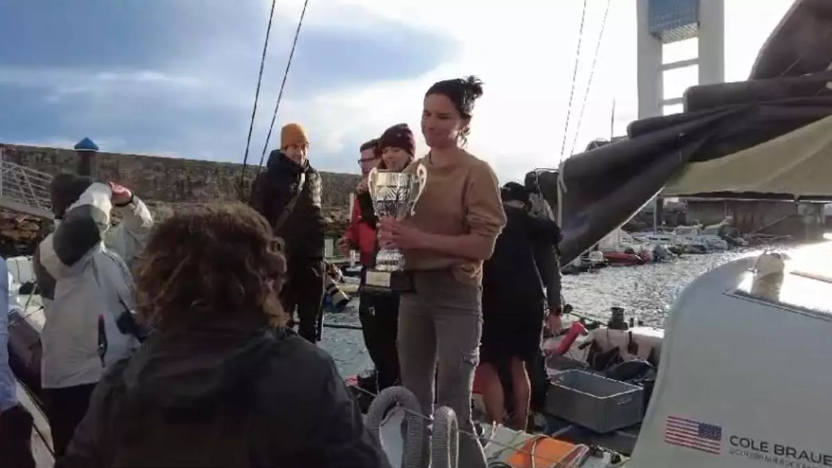 Cole Brauer llega a A Coruña y completa la vuelta al mundo a vela en solitario