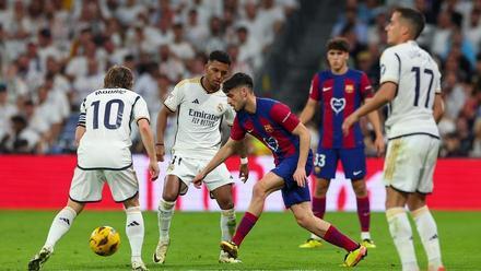 Imagen de el clásico con Pedri entre jugadores del Madrid