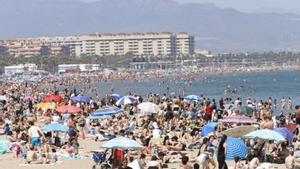 Una nueva jornada de calor llena las playas