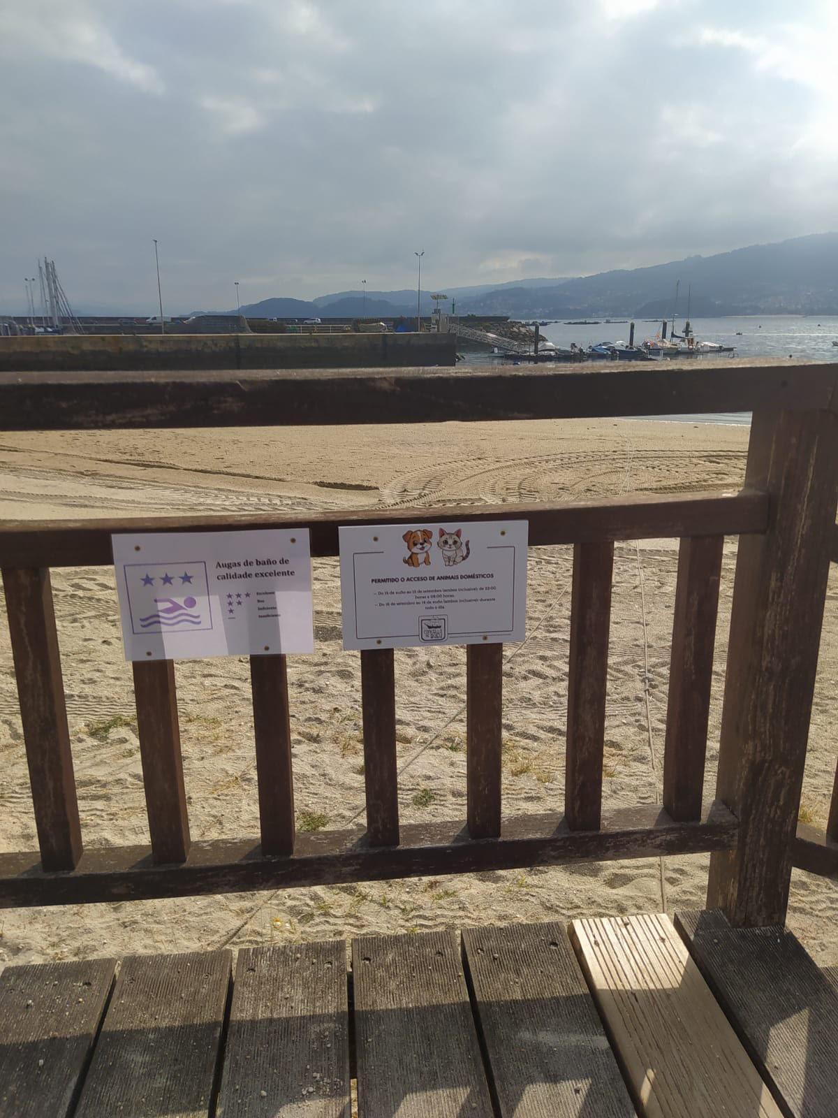 Cartel informando del acceso de mascotas a las playas, en el arenal de Beluso.