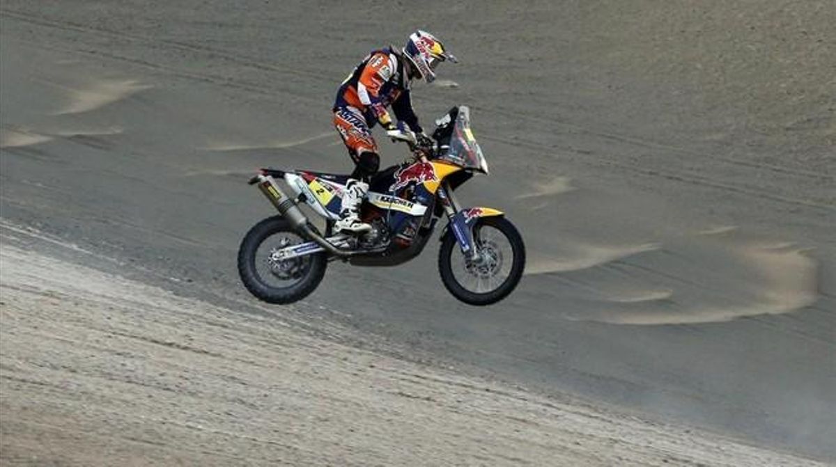 Marc Coma salta per les dunes durant la desena etapa del Dakar .