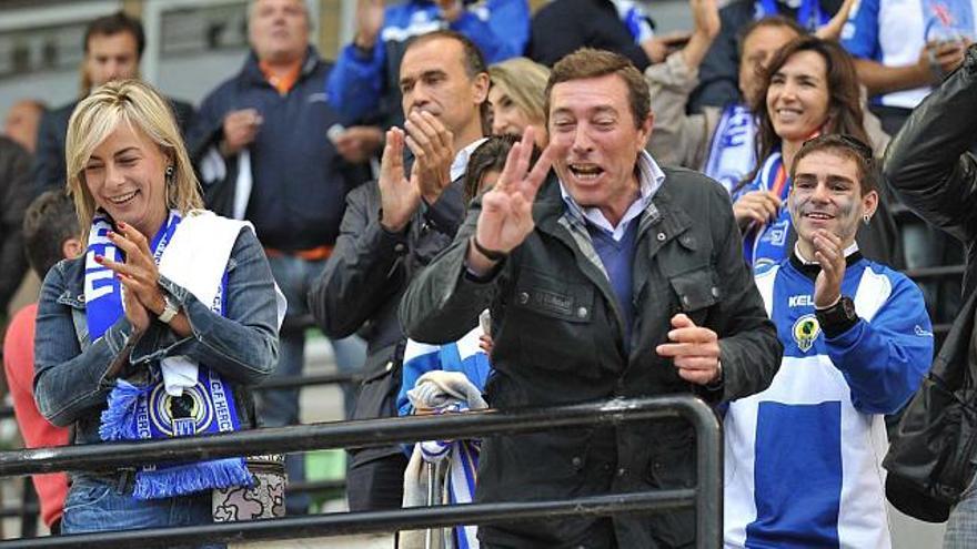 Sonia Castedo junto a Mario Flores, en el palco del Stadium Gal. Detrás, Miguel Campoy y su pareja, Paloma Lago.