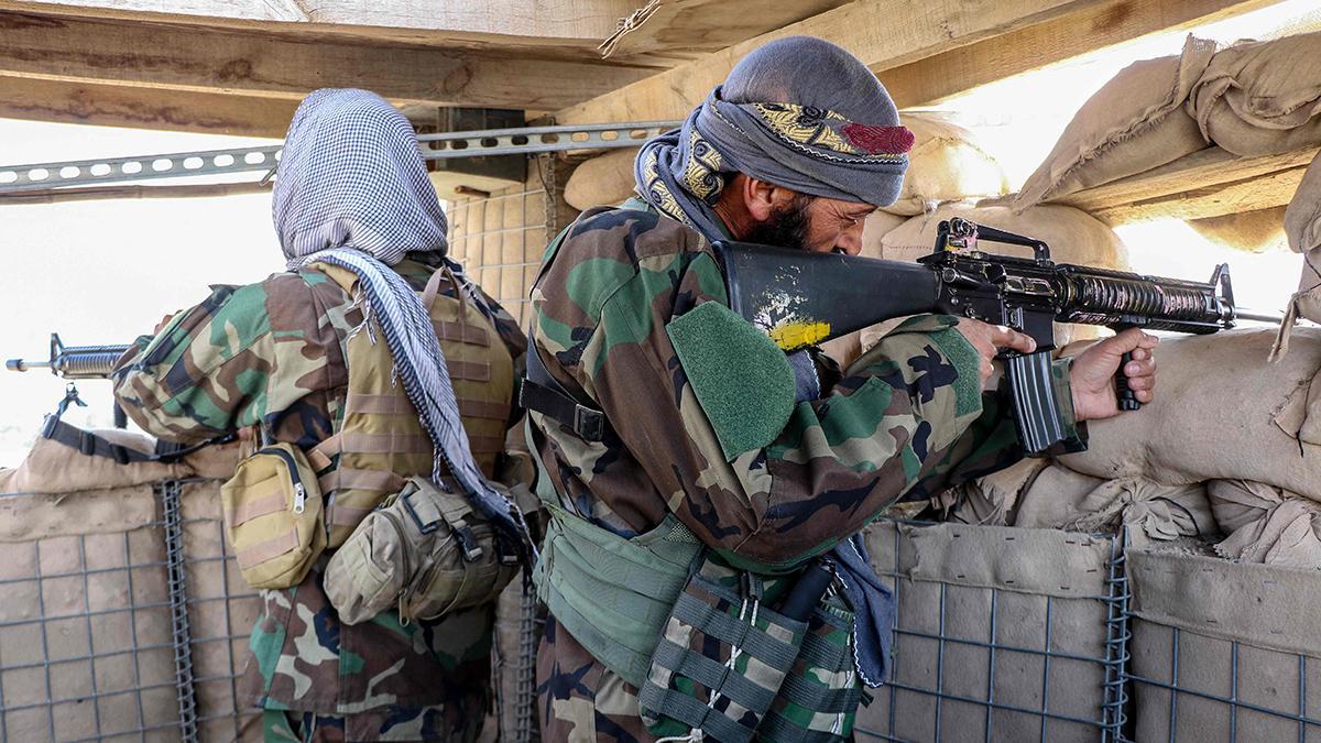 Personal de seguridad talibán vigila cerca de la Línea Durand, en el distrito de Gurbuz, en la provincia de Khost, el 27 de febrero del 2026. Personal de seguridad talibán vigila cerca de la Línea Durand, en el distrito de Gurbuz, en la provincia de Khost, el 27 de febrero del 2026.