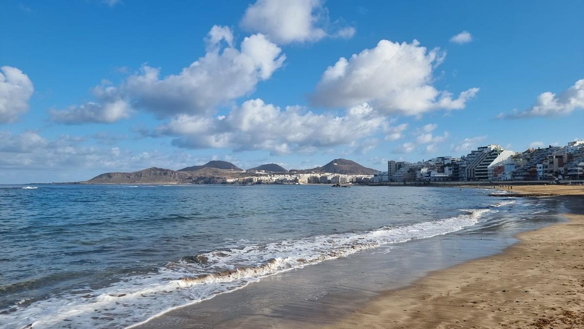 5 de enero de 2023 con algunas nubes sobre la playa de Las Canteras