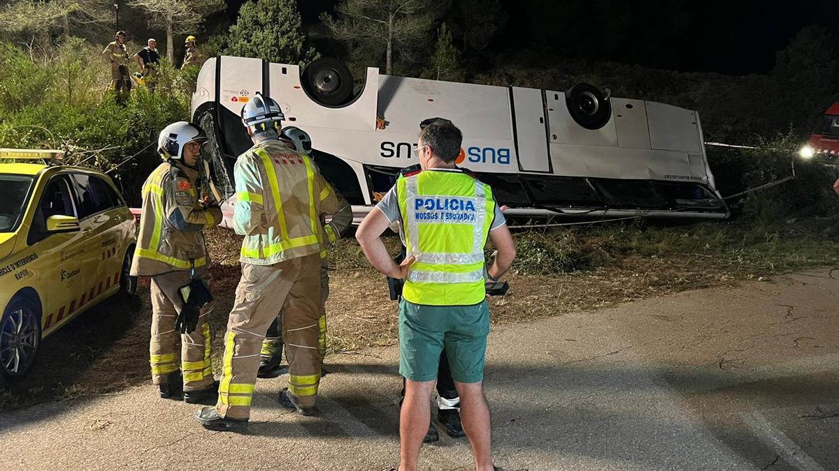 Agents dels Mossos d&#039;Esquadra i Bombers de la Generalitat treballen en l&#039;accident de l&#039;autobús bolcat a Rubió