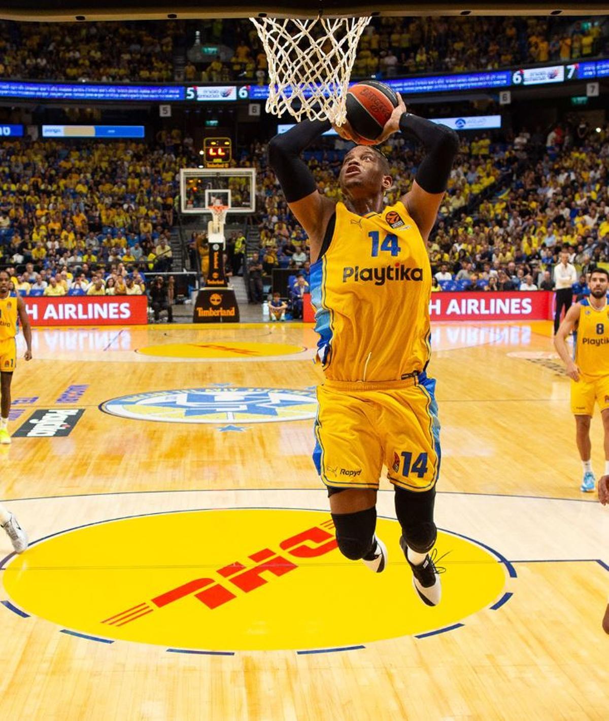 Rivero machaca el aro en Tel Aviv el 5 de octubre, cuando debutó de amarillo con 11 puntos en la victoria ante el Partizan