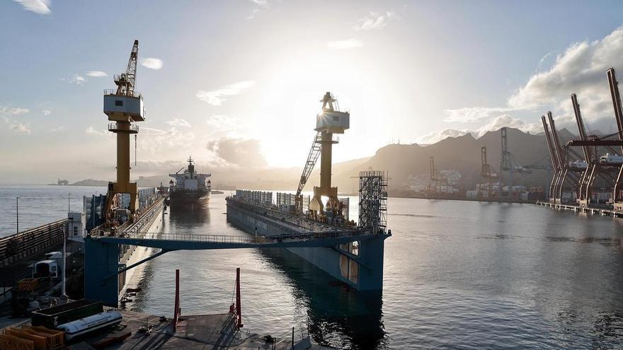 El Puerto de Santa Cruz de Tenerife estrena el primer dique flotante de Canarias