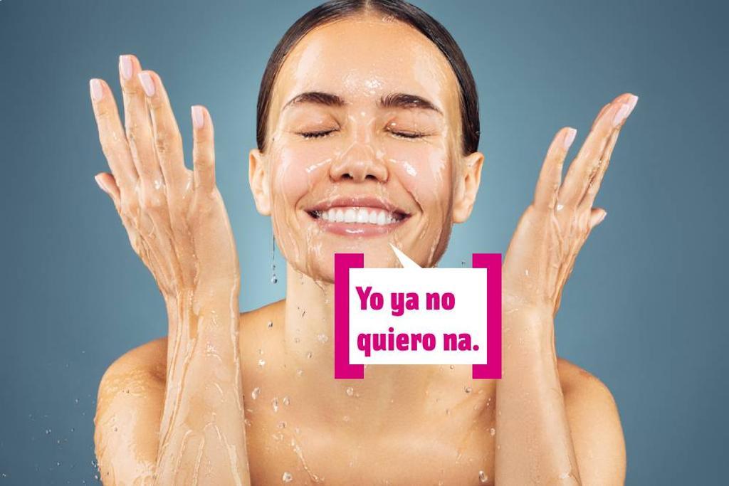 Chica echándose agua en la cara