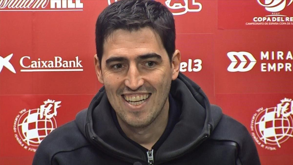 Ander Iraola en una de las ruedas de prensa del Mirandés.