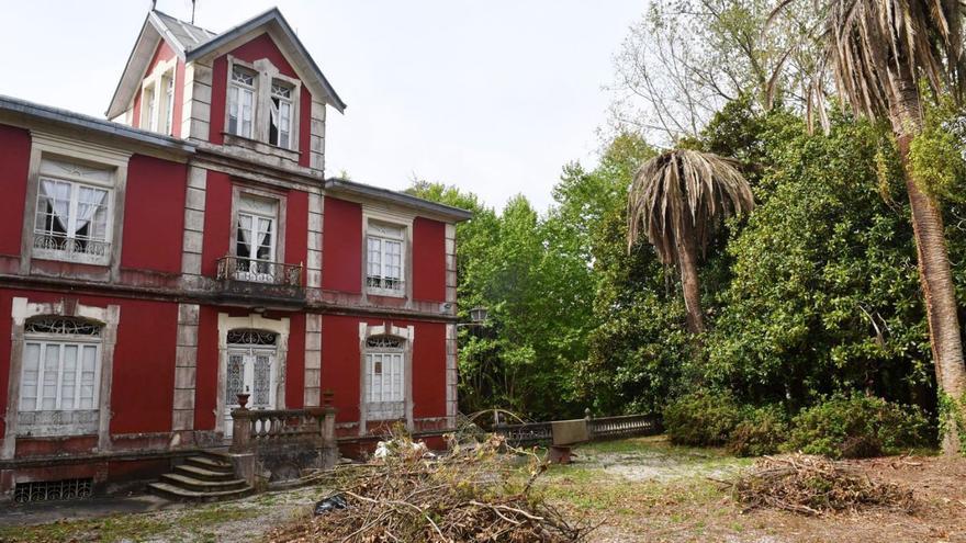 Finca Rodilla en O Carballo, con sus dos palmeras secas. |   //VÍCTOR ECHAVE