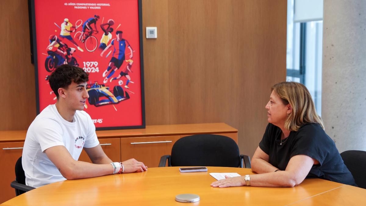 El joven piloto de la Academia Aston Martin, durante la entrevista