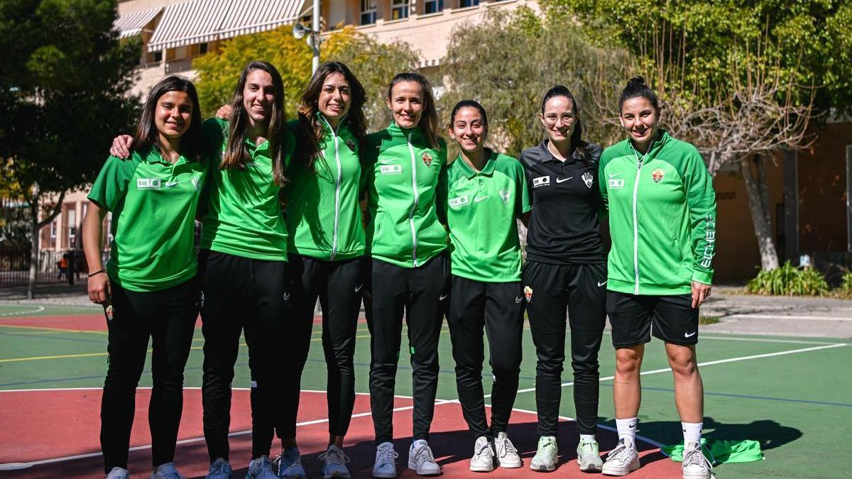 Las jugadoras del Elche Femenino  Esther, Jose, Uxue, Andrea Herrero, M Jarillo, Andrea M. y Sara L. en una de las visitas a los colegios