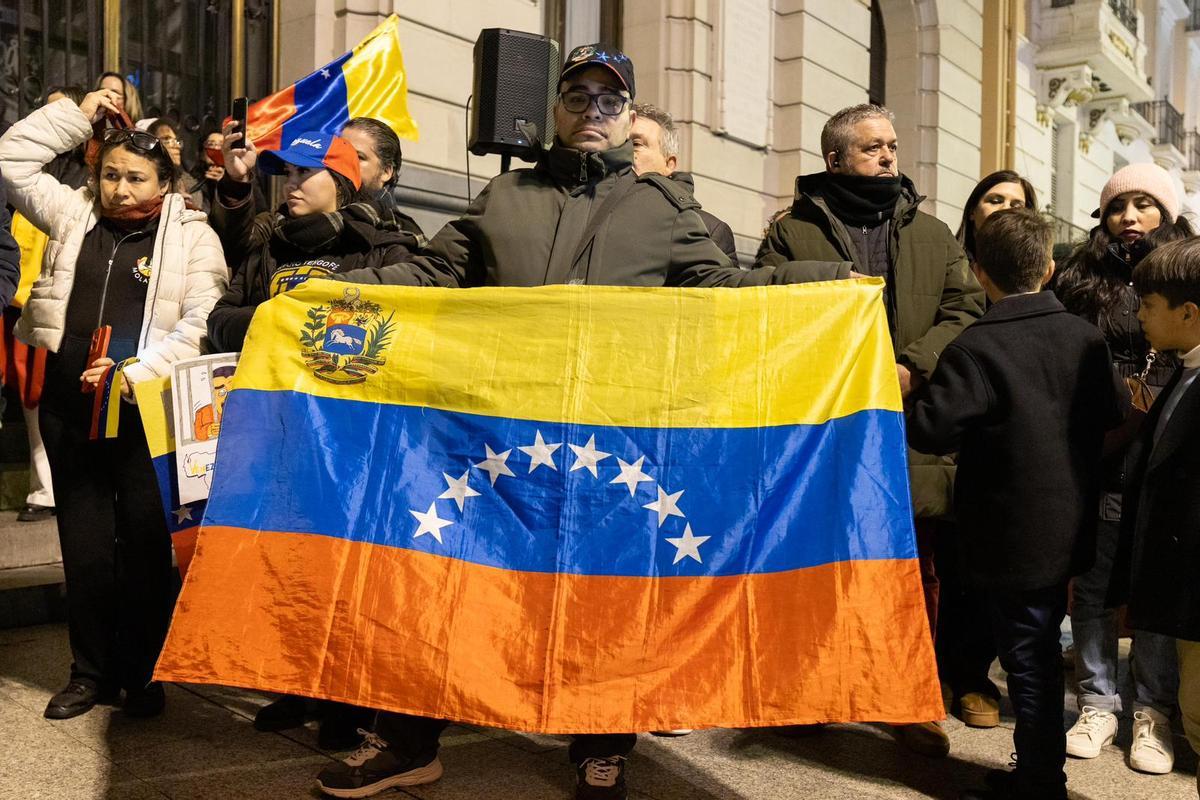 Concentración de la comunidad venezolana en defensa de la "libertad" de Venezuela en la plaza España de Zaragoza