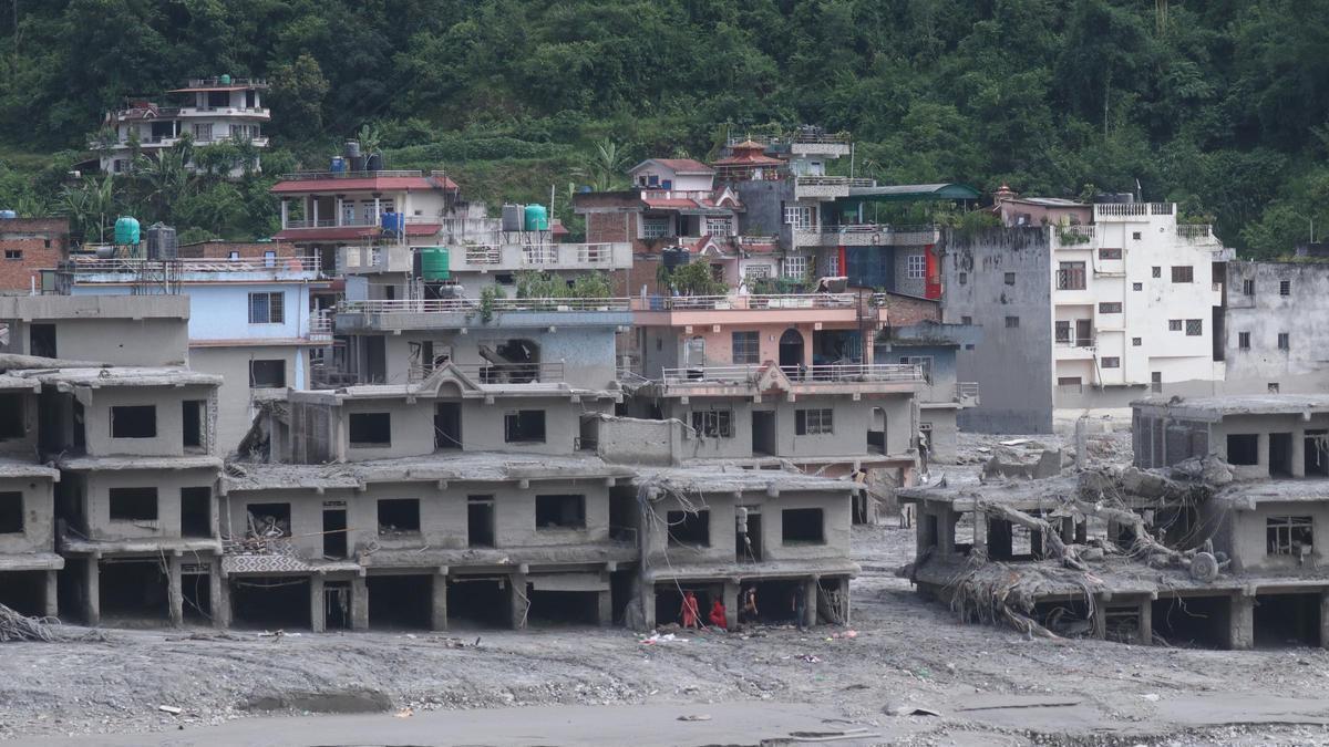 Daños materiales por la devastadora riada registrada el 26 de agosto de 2026 en el norte de Nepal, en la frontera con China (archivo)