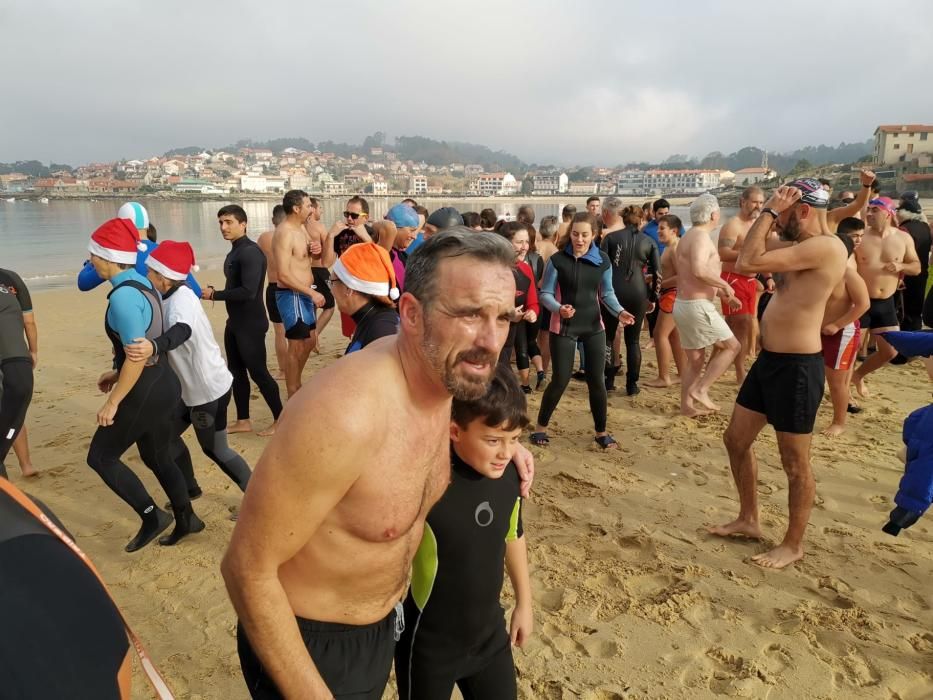 Unas 70 personas se lanzan al mar en Vilariño para reclamar inversiones para la aldea